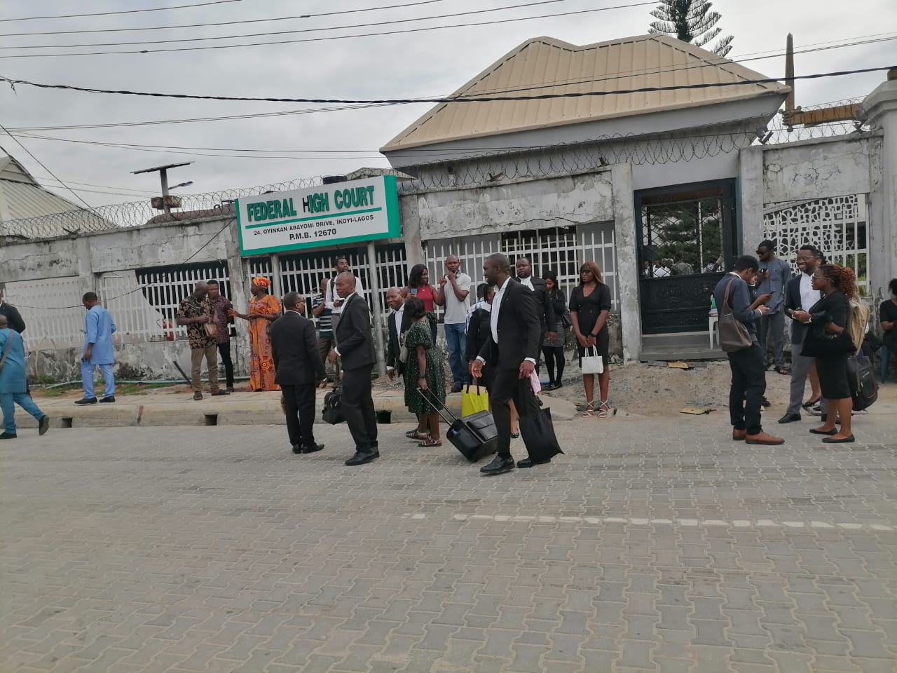 Striking workers shut down Federal and State High courts as well as Magistrates' courts in lsland and mainland areas of Lagos State.