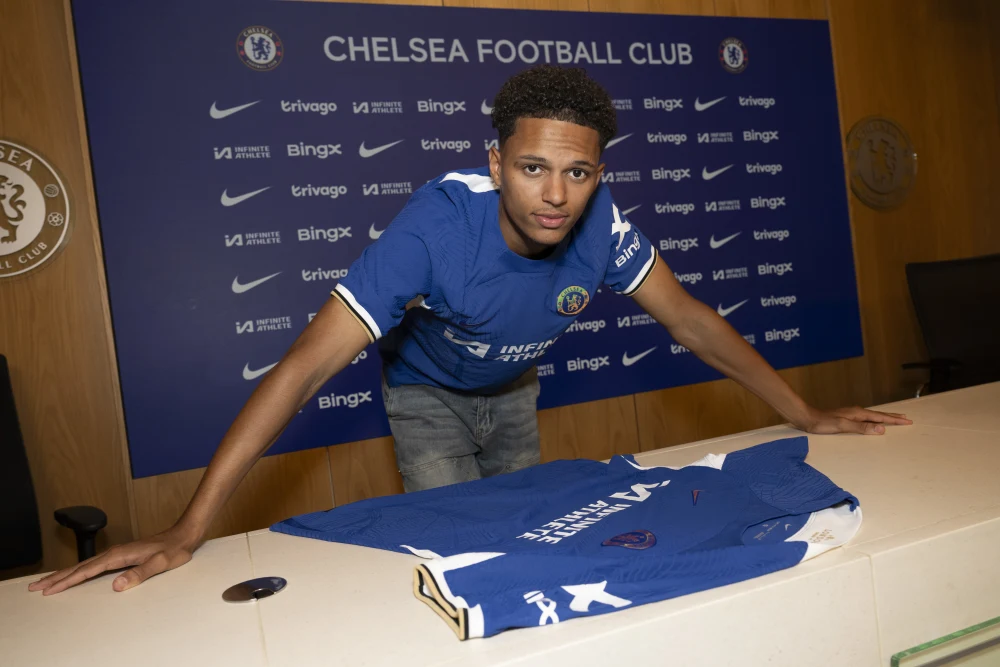 Chelsea complete signing of teenager Kellyman from Aston Villa
