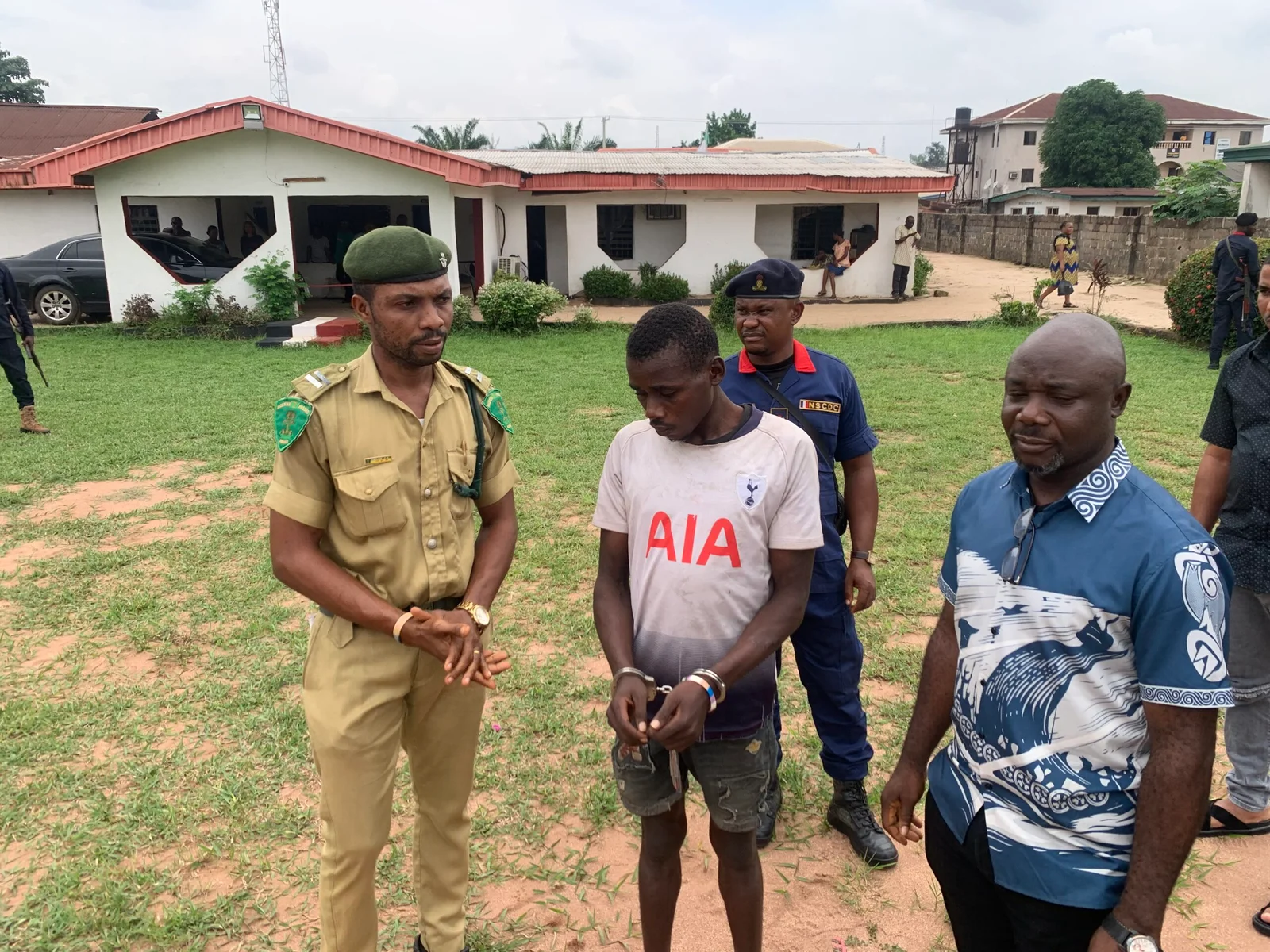 A prison escapee ,Chinonso Kalu, has been re-arrested by by operatives of the Imo Command of NSCDC during a robbery operation.