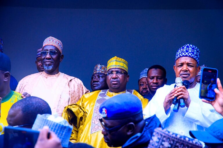 Youth Groups storm Kebbi Govt House in a show of solidarity with President Tinubu and Gov. Nasir Idris and to reject nationwide protest .