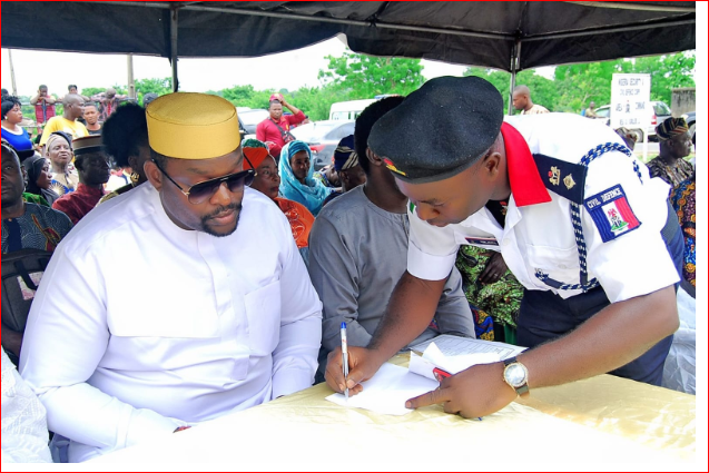 Insecurity in Iresa-Adu: UK-based Prince disburses financial aid to security agencies