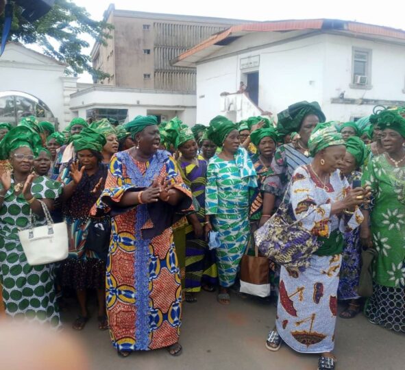 Edo market women