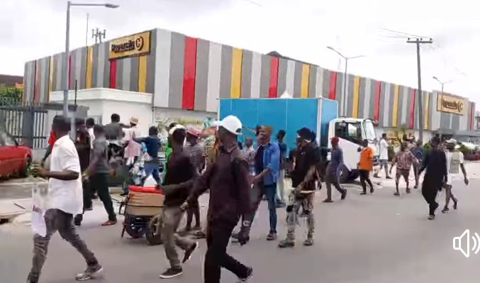 Police issue strong warning as #Endbadgovernance protest which has gone on peacefully in Rivers since it began nationwide takes violent turn.