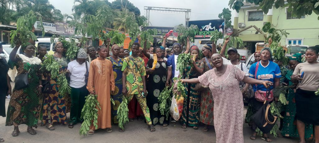 Rice traders in Lafenwa market, Abeokuta, Ogun State protest invasion of their shops by customs officers to seize bags of rice.