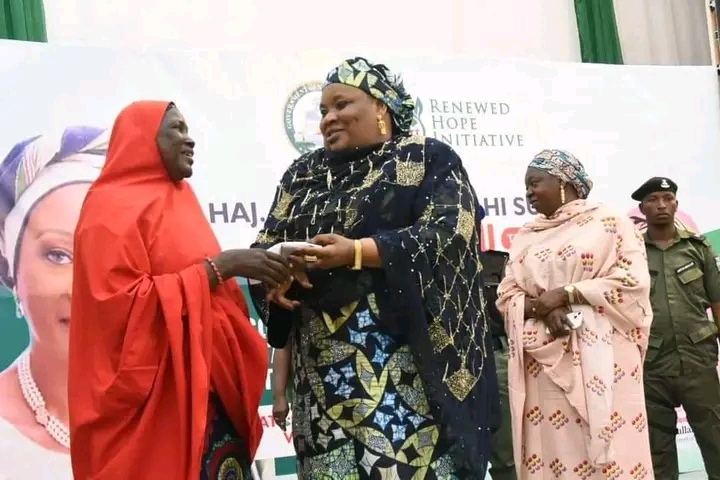 Nigeria’s First Lady, Oluremi Tinubu, through her Renewed Hope Initiative disburses N50,000.00 to 1000 women in Nasarawa State.