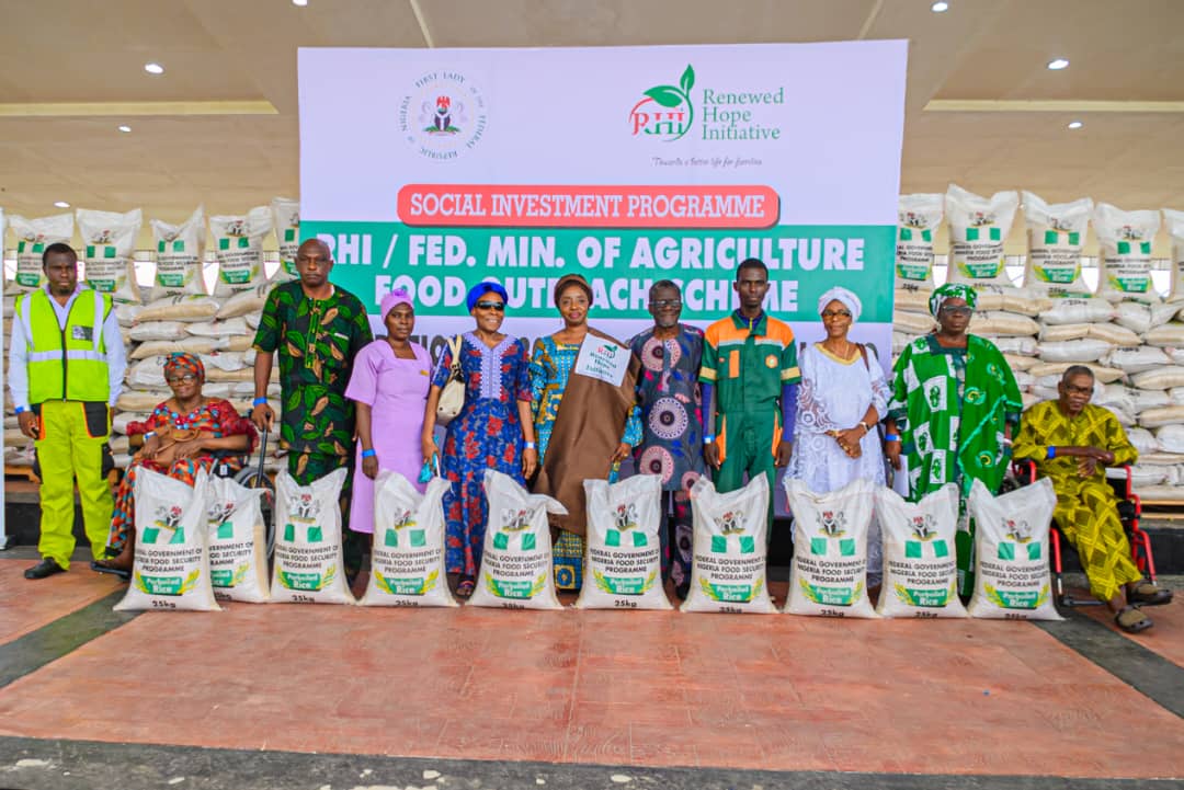 Lagos begins distribution of 3,000 bags of rice from Senator Oluremi Tinubu