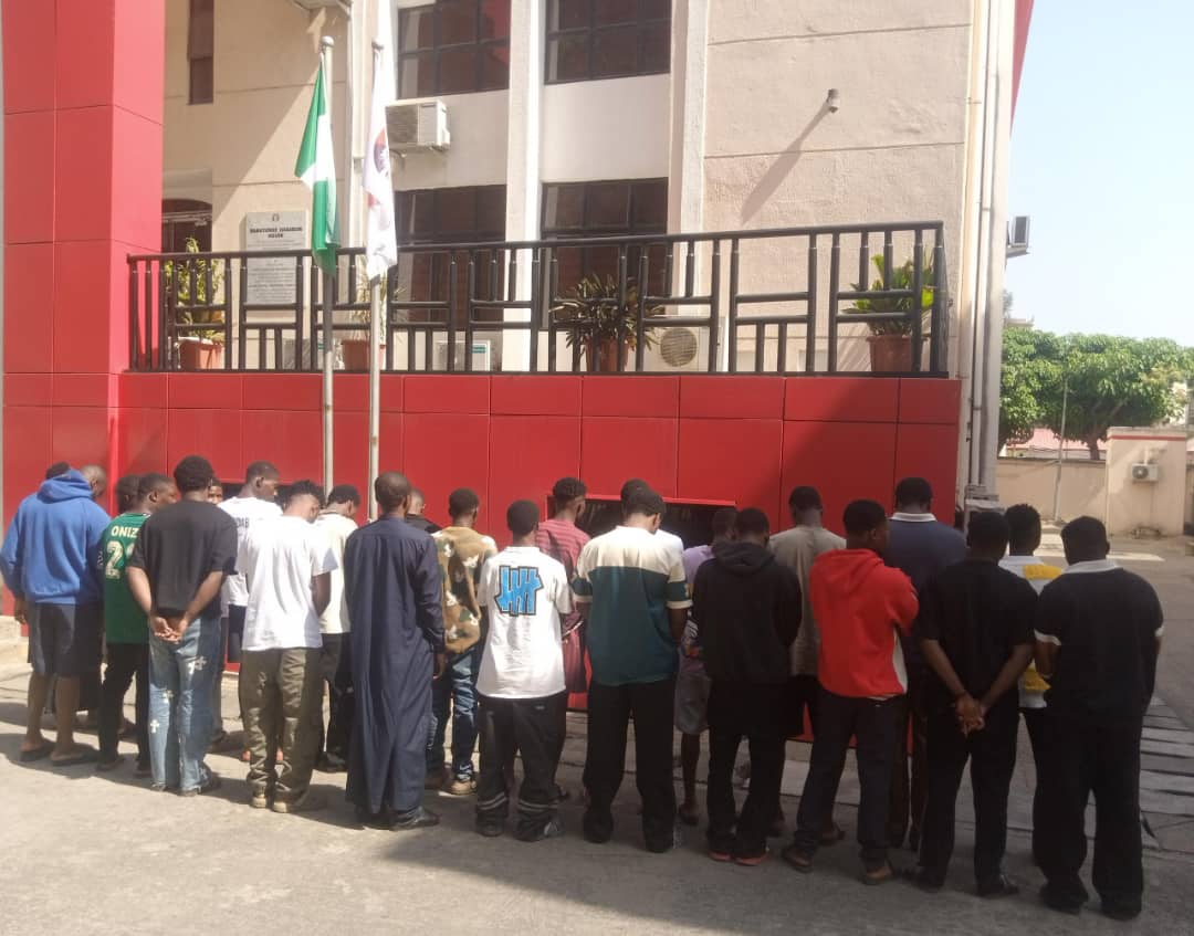 EFCC operatives arrest 24 people suspected to be involved in internet fraud in Lokoja, the capital of Kogi State.
