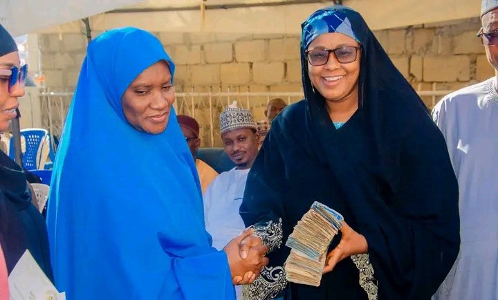 Katsina government rewards Malama Amina Abdulkadir-Yanmaman with N500,000 for returning N748,320 wrongly credited to her account