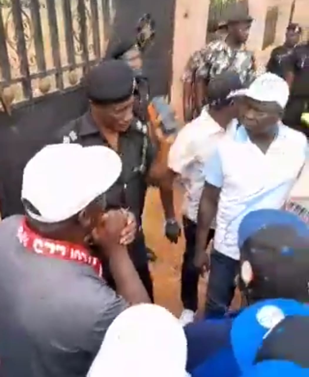 Gunshots, chaos as APC, PDP members clash in Osun