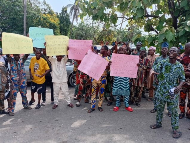 Ogun community protests alleged plot to impose non-indigene as Oba - P ...