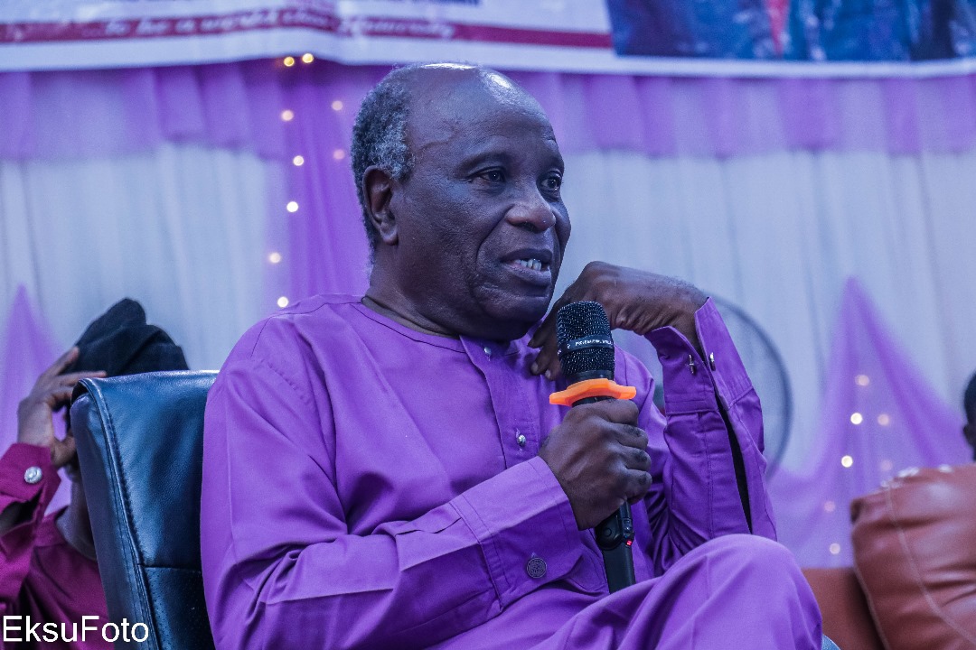 Prof. Adebayo Lamikanra delivering the colloquium lecture.