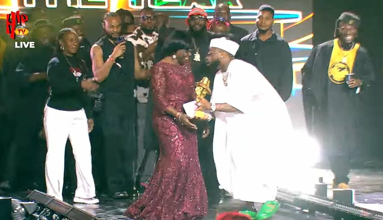 Rapper OdumoduBlvck emerges winner of the prestigious ‘Next Rated’ category at the 17th edition of Headies Award held on Sunday in Lagos.