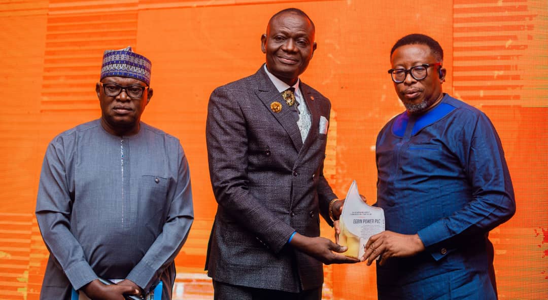Head, Corporate Communications & Branding, Egbin Power, Felix Ofulue (right), while receiving the Sustainable Development Company of the Year Award won by Egbin Power Plc from the District Overseer, New Oko-Oba Foursquare Gospel Church of Nigeria, Rev. Dr. Wole Adebayo (middle), and Chairman, Editorial Board of Energy Times, Mallam Yakubu Lawal (left) at the Energy Times Awards 2024 held in Lagos.