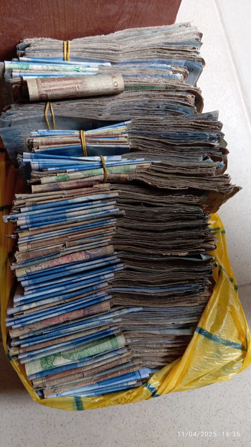 Police operatives on patrol reject one million naira bribe to arrest 2 car thieves, and recover stolen vehicle they were driving in Katsina