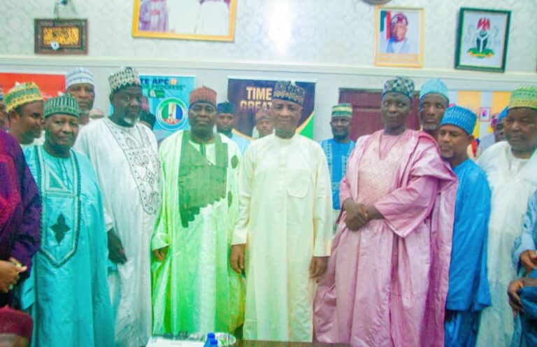 Sen. Aliyu Wamakko receives leaders of the Sokoto State Traders Associations who defected from the PDP to the APC