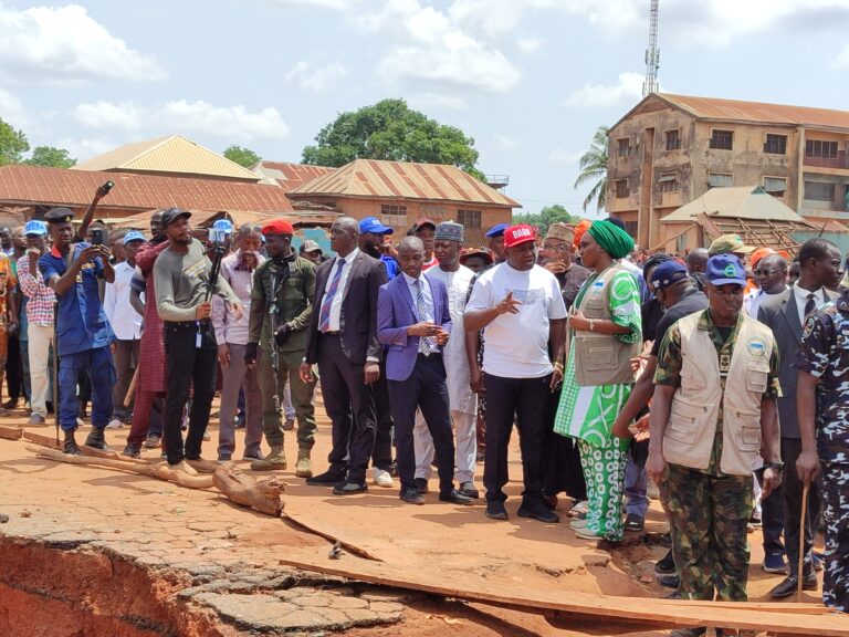Motorists are stranded as part of the bridge at Mokwa linking North and Southwestern part of the country collapses due to flooding in Niger