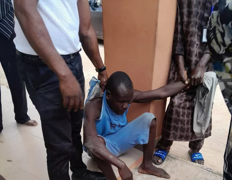 Drama in Ilorin Area Court as ex-convict, Segun Samuel, removed the chains from his leg with a broom stick and attempted to escape