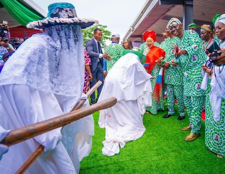 Gov. Babajide Sanwo-Olu of Lagos State presenting party’s flag to one of the 57 chairmanship candidates at the Stakeholders Meeting at Lagos House Marina on Tuesday.