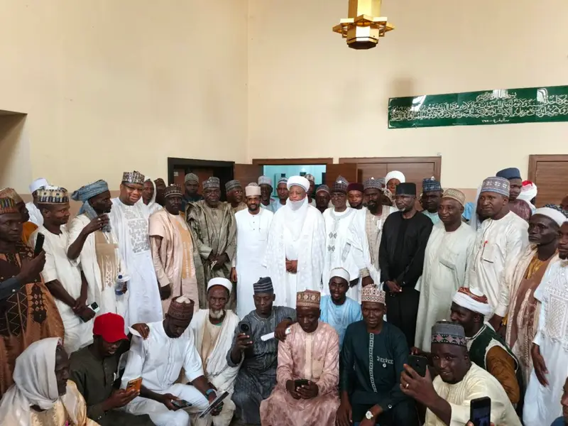 The Sultan of Sokoto, Alhaji Sa’ad Abubakar III on Friday led efforts to stop cows from roaming the streets of Abuja, the nation’s capital, Abuj at a dialogue session with the leadership of the Miyetti Allah Cattle Breeders Association of Nigeria (MACBAN)