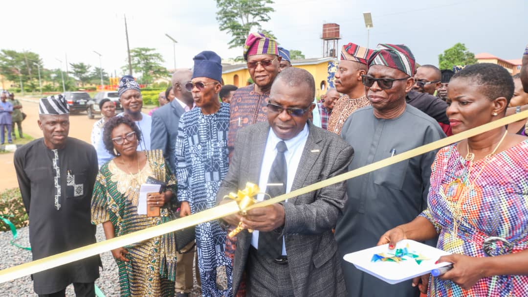 Prof. Oluwole Banjo commissioning the Tai Solarin statue.