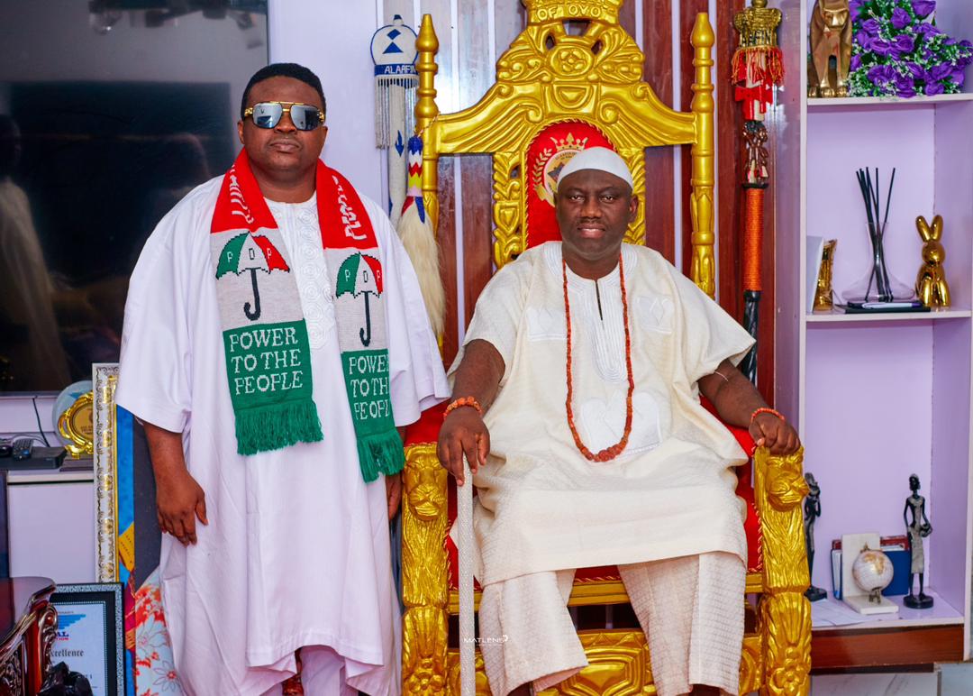 Amb. Olufemi Ajadi Oguntoyinbo, a leading governorship aspirant in Oyo State, on Tuesday paid a courtesy visit to the historic Oyo Kingdom, where he sought the royal blessings of the Alaafin of Oyo, Oba Abimbola Akeem Owoade I, ahead of the 2027 gubernatorial election.
