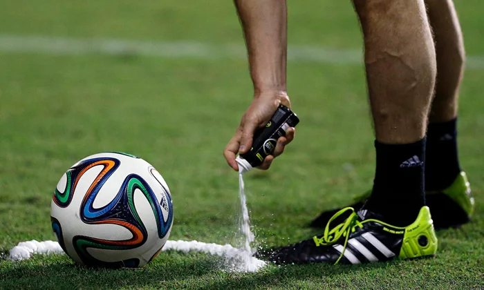 How does the vanishing spray used by football referees work?