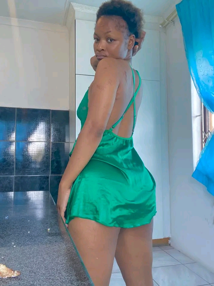 The Zimbabwean lady with a behind  shaped like a beetle, does it with style; not completely exposing her body, but 'flashing her noodle'