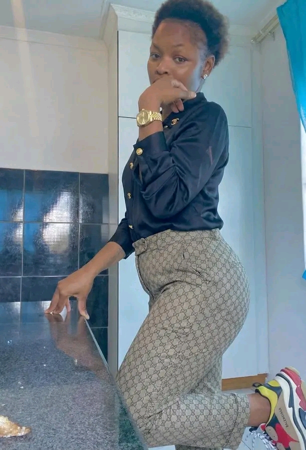 The Zimbabwean lady with a behind shaped like a beetle, does it with style; not completely exposing her body, but 'flashing her noodle'