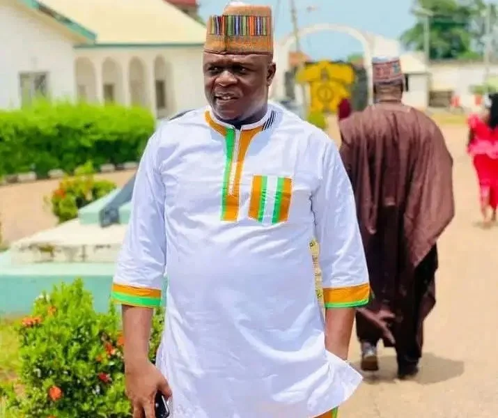 Staff, students of Kogi State Polytechnic mourn as a lecturer, Anslem Ojodomo in the Dept of Public Administration dies while teaching.