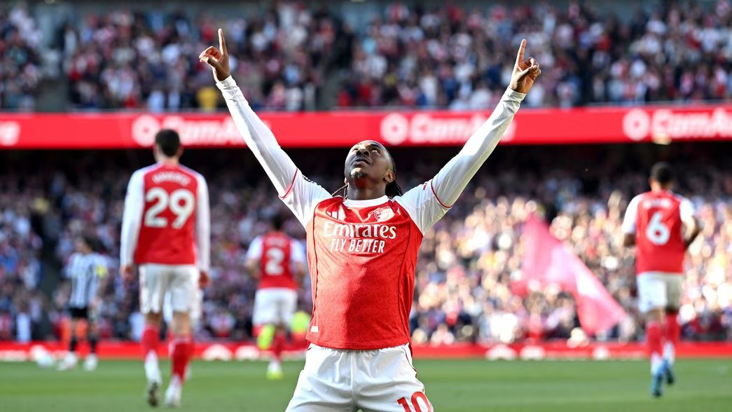 Eze’s goal fires Arsenal back to the top with win over Newcastle