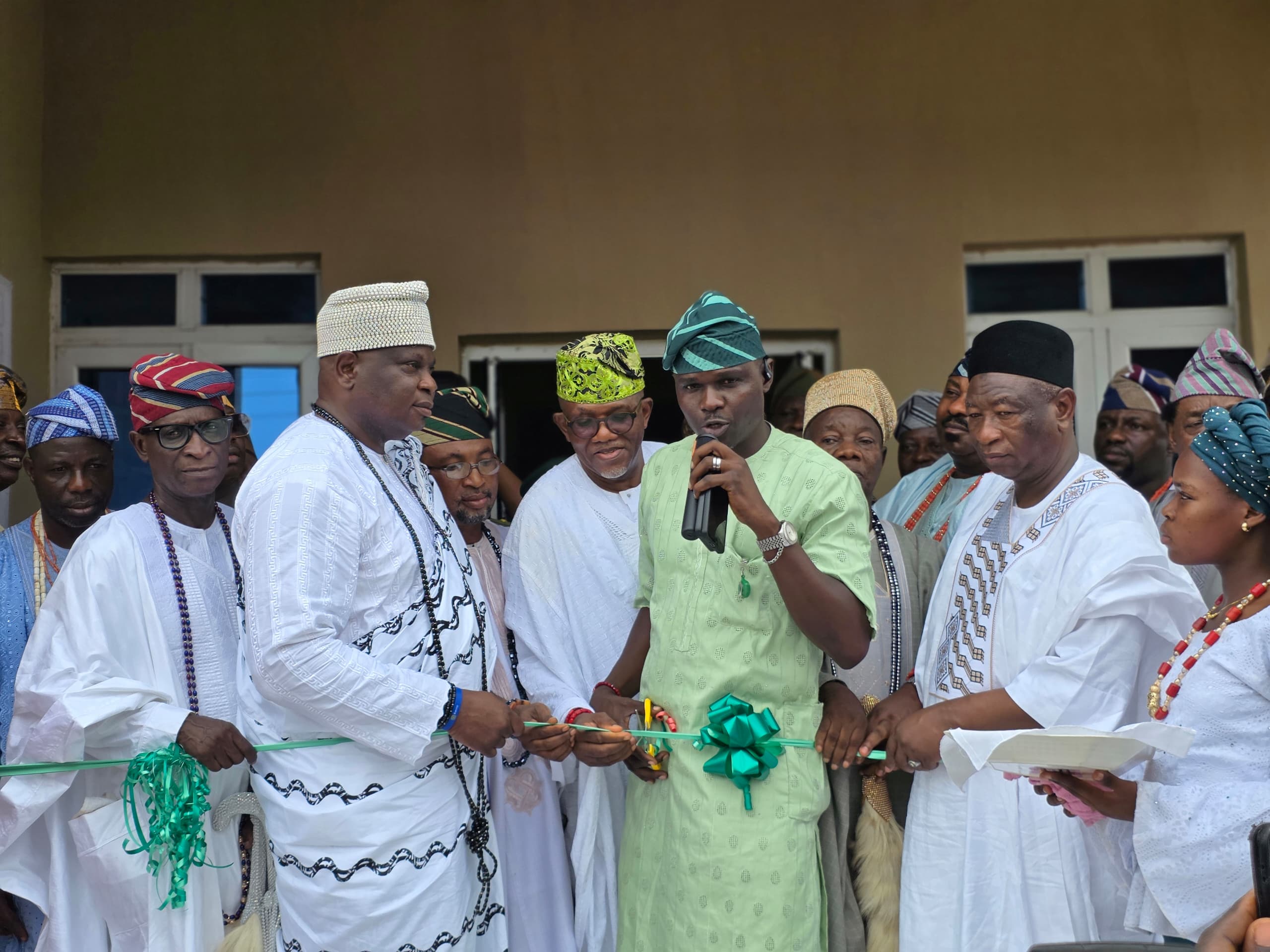 Olota of Ota, His Majesty, Prof. Adeyemi Obalanlege, Rep. of Chairman, Ado-Odo/Ota LGA and Supervisor for Works and Housing, Sdebowale Anjori and Secretary of Programme (OSSAP-SDGs), Bala Mohammed Saulawa at the commissioning of a 40-Bed PHC in Ota recently