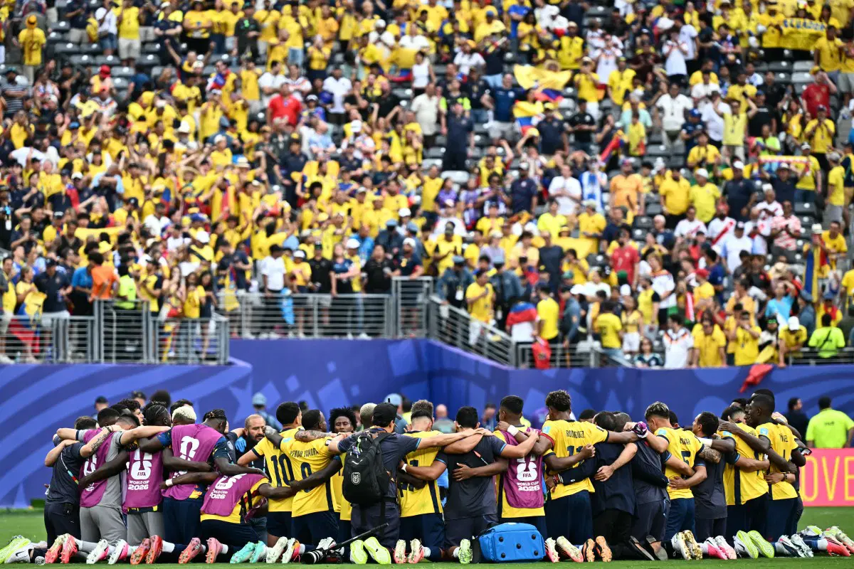 Ecuador’s players gather in a circle after winning the 2026 World Cup Group E football match between Ecuador and Germany at the New York/New Jersey Stadium in East Rutherford on June 25, 2026. (Photo by Jewel SAMAD / AFP)