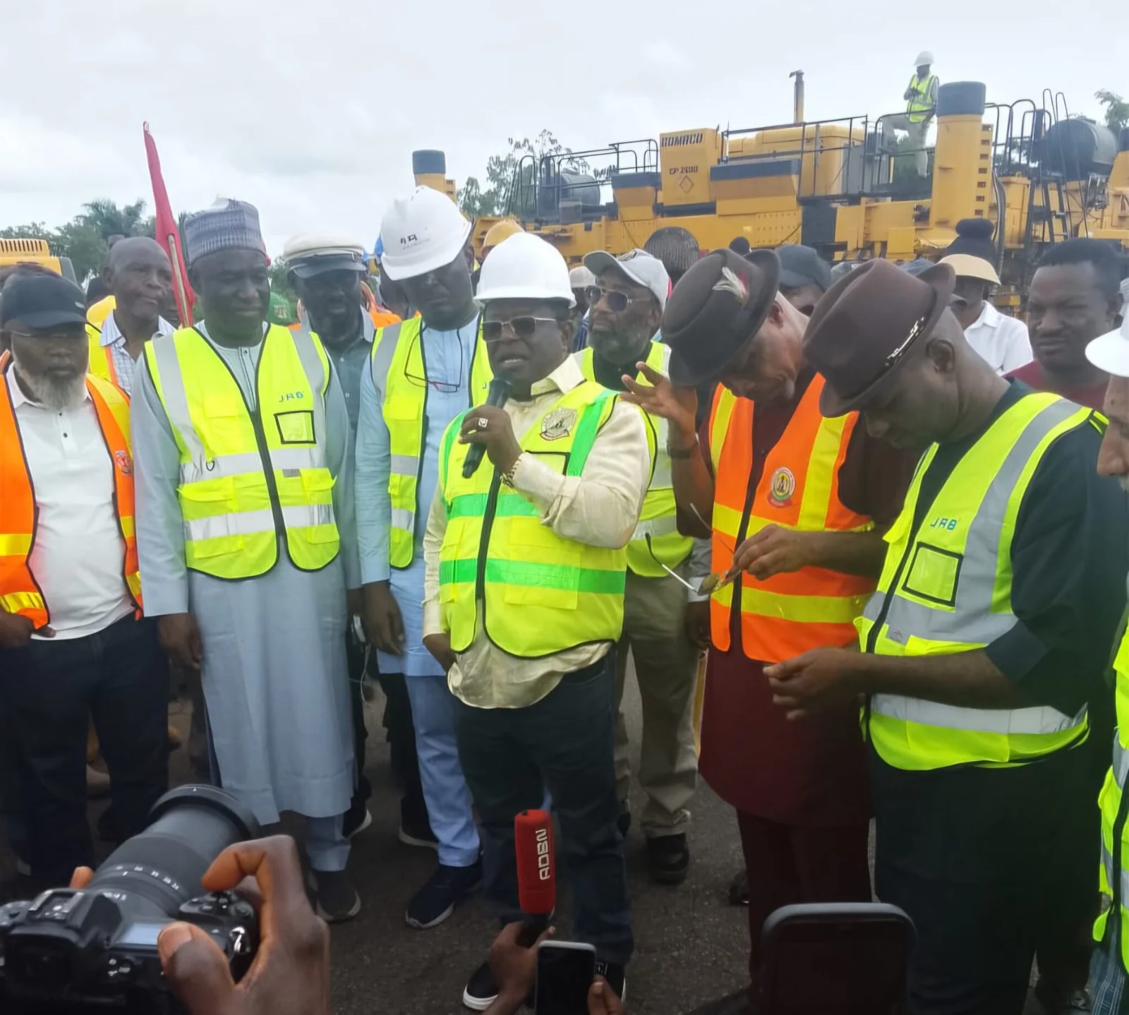 Umahi issues 72-hour ultimatum to contractors on Abuja-Lokoj