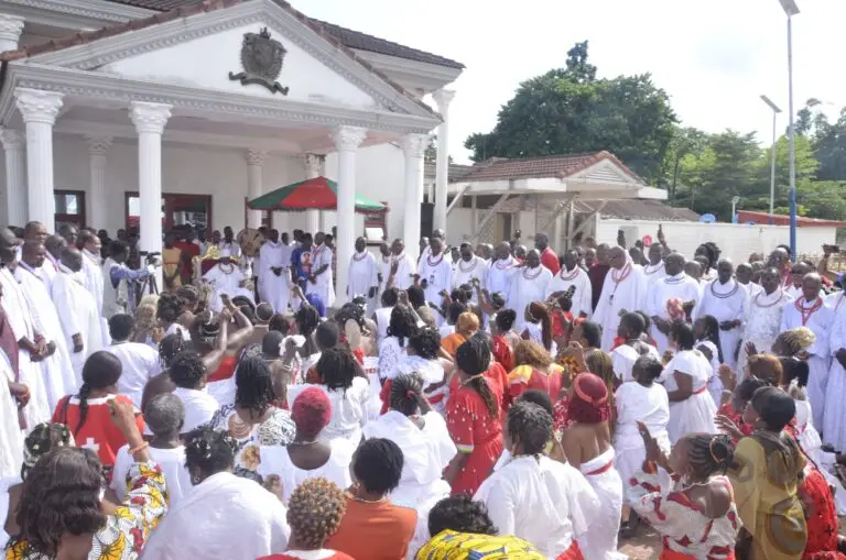 Akpolokpolo Ewuare II on Tuesday directed traditionalists across Edo South Senatorial District to deploy “spiritual warfare” and lay curses on perpetrators of banditry and other violent crimes.