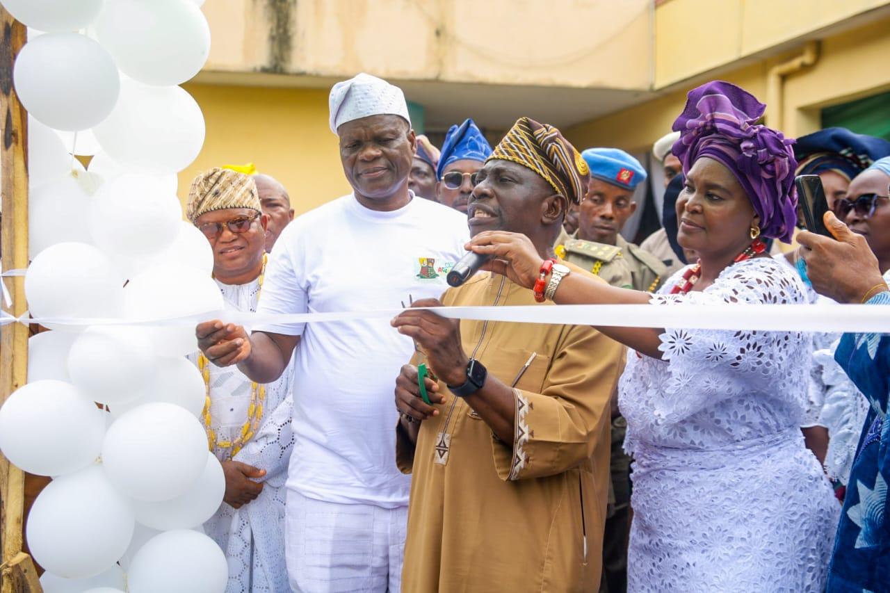 Wale Asubiojo unveiling the statue