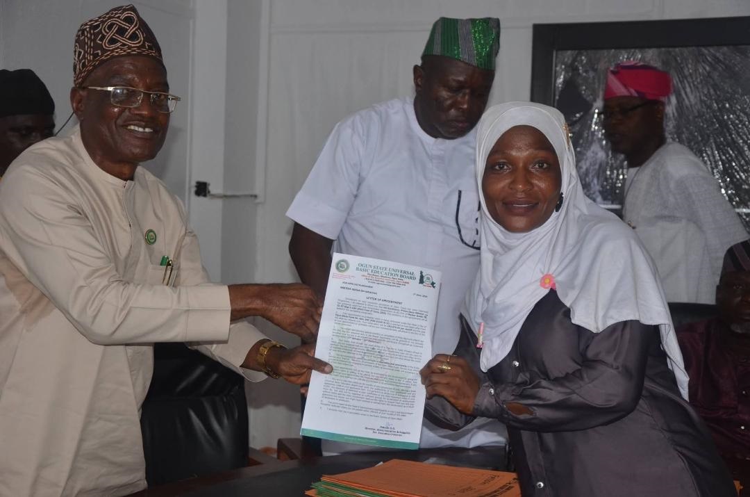 Ogun SUBEB presents letters of permanent appointment to Ogunteach interns following the completion of their two-year internship programme.